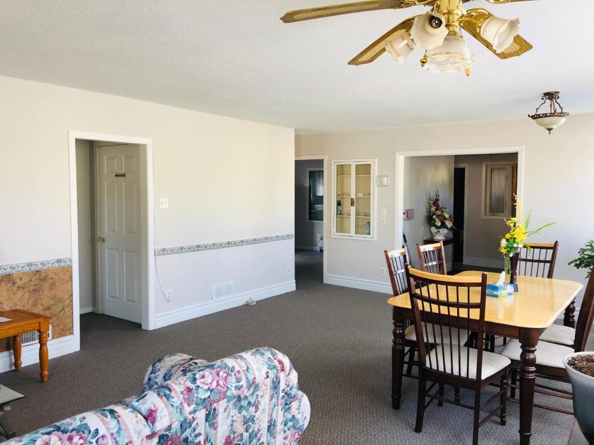 Downtown Whitehorse 2 Bedroom House 외부 사진